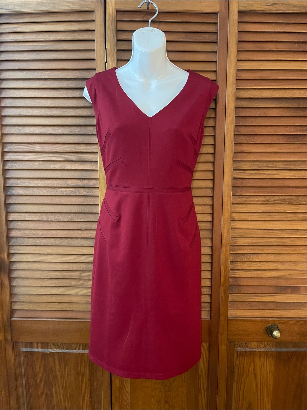 Vince Camuto Sleeveless V-Neck Burgundy Sheath Dress